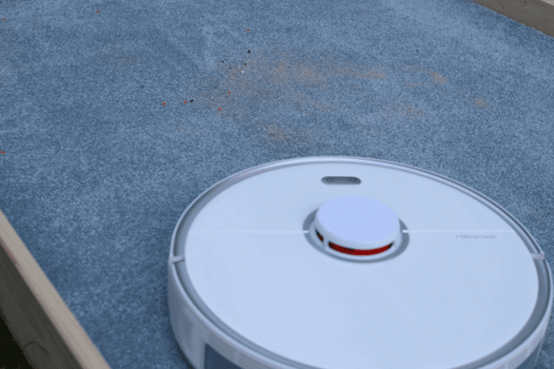 Roborock S5 Max during the sand suction test on a high-pile carpet
